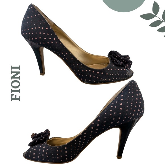 🛍️3/$40 FIONI Navy Blue w/ Pink Polka Dot Peep-Toe Heels Flower Detail Size 8.5 - Picture 2 of 6
